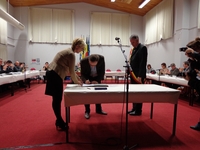 Bart Van Doren ondertekent zijn document