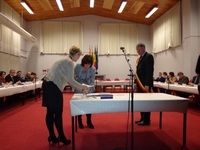 Gerda Verhulst zet als laatste (van de N-VA-fractie) haar handtekening