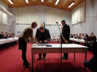 Wim Eeckelaers zet zijn handtekening